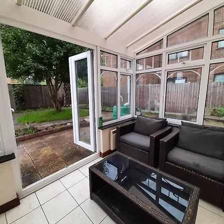 Wokingham - Central 2 Beds Home With Parking Exterior photo