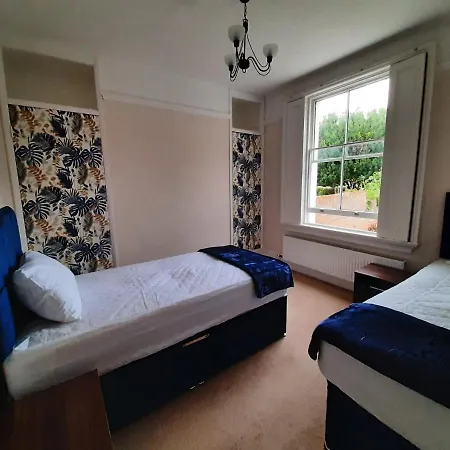 Wokingham - Central 2 Beds Home With Parking Exterior photo