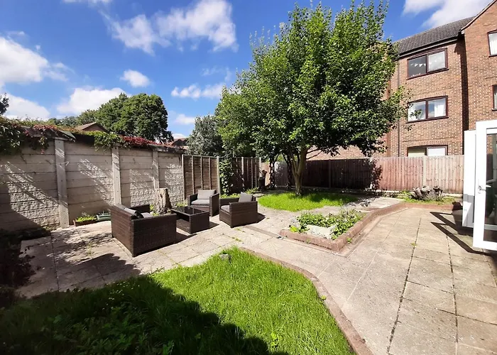 Wokingham - Central 2 Beds Home With Parking